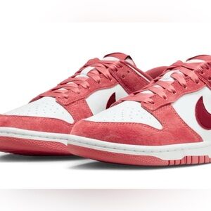 NIB “V’day” Dunk sneakers, perfect condition. Mens 8.5